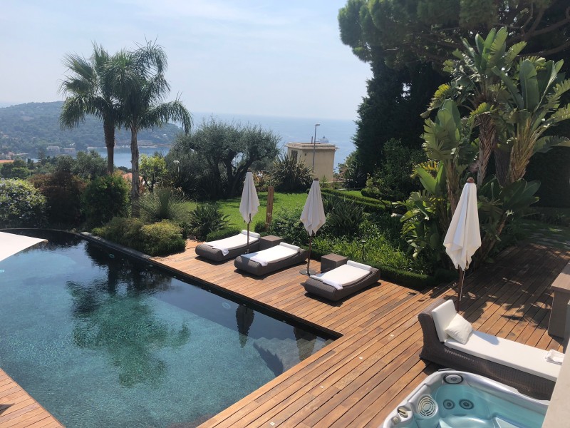 Entretien des espaces verts à Cannes dans une villa vue mer