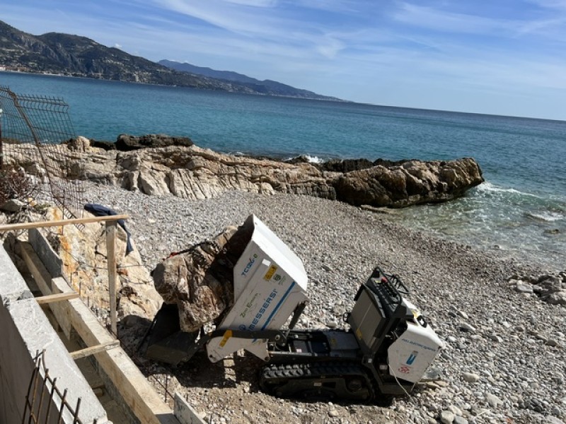 Terrassement dans la roche chez un particulier à Cap d'Antibes par Petitjean Paysage