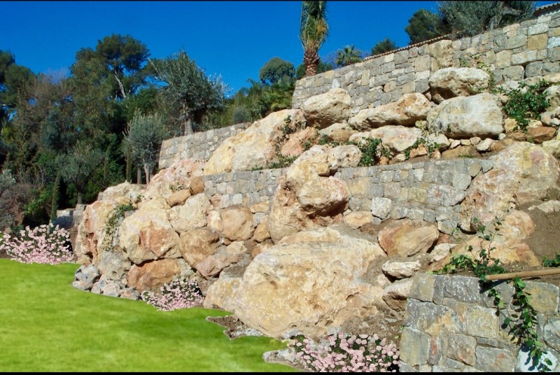 Mur de soutènement en pierre naturelle avec mix de rocailles dans un jardin paysager de villa à Mougins.