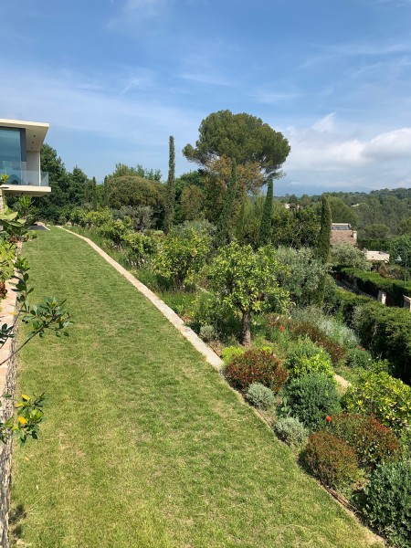 Entretien technique d’un jardin en pente
