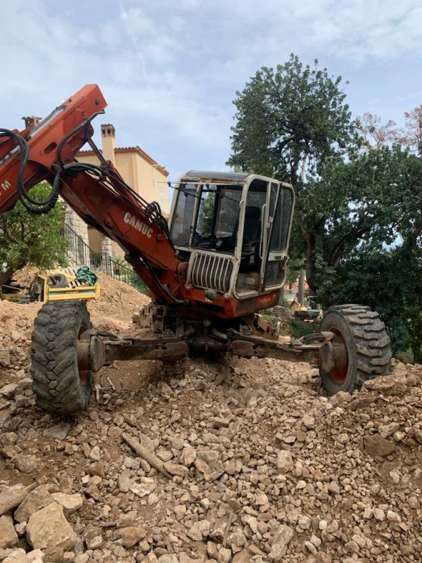 Pelle araignée pour terrain difficile à Cannes collines